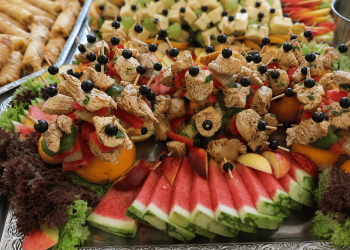 Platte mit Melone und Fleischspießen